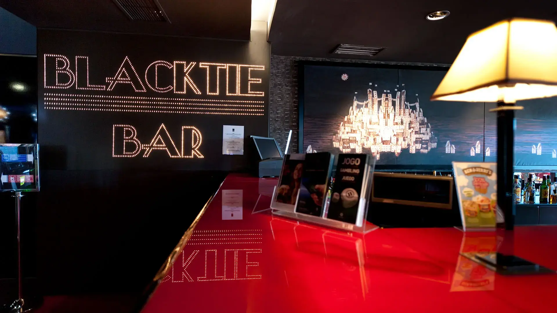 Bar Black Tie