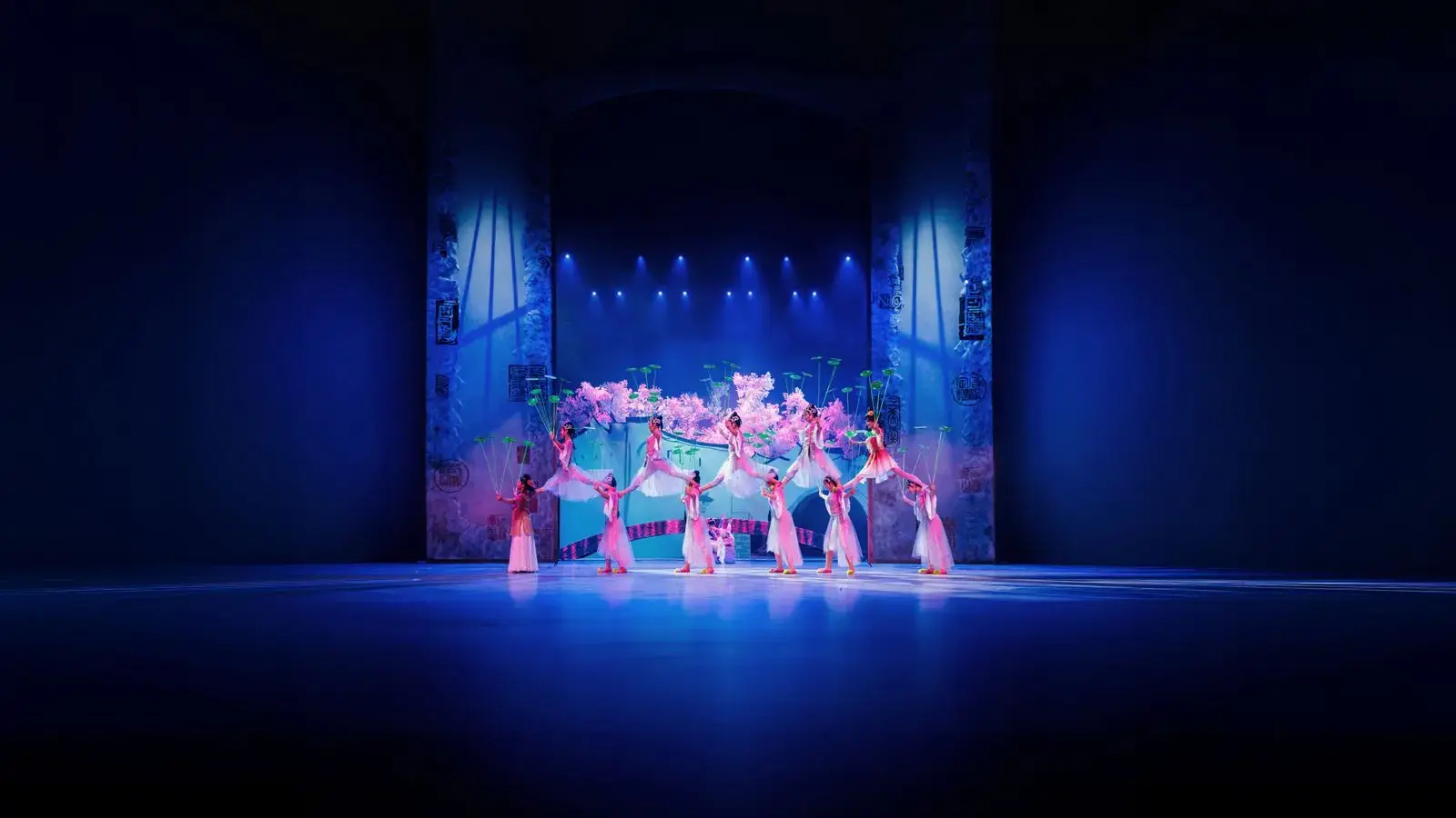  Jiangsu Acrobatic Troupe